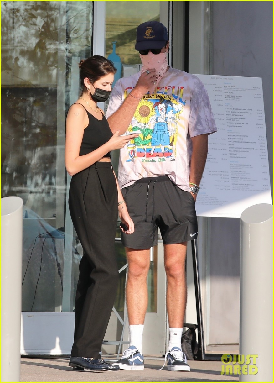jacob elordi kaia gerber wait for their lunch 18