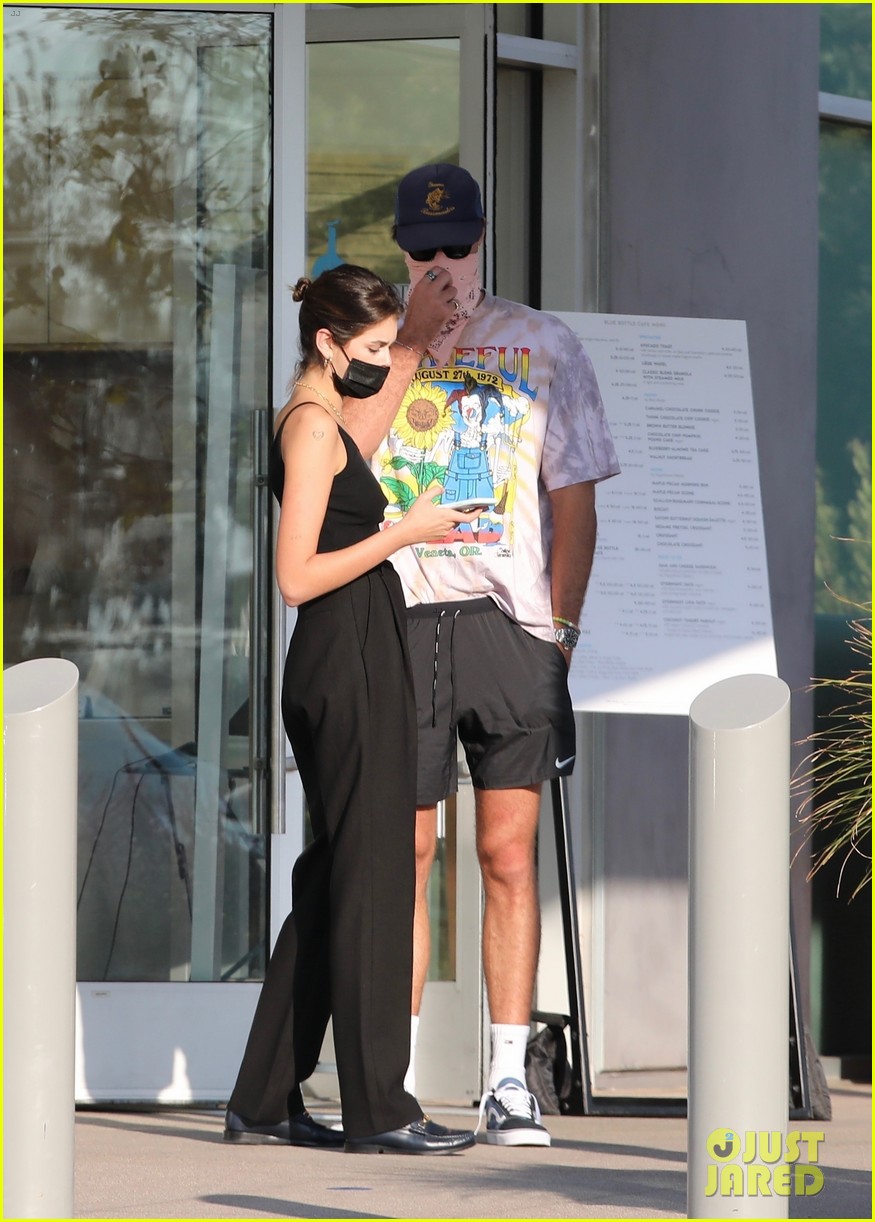 jacob elordi kaia gerber wait for their lunch 19