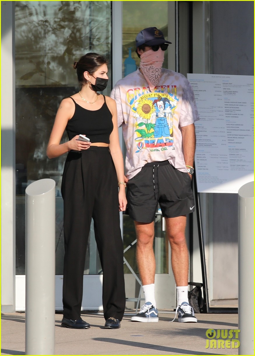 jacob elordi kaia gerber wait for their lunch 21