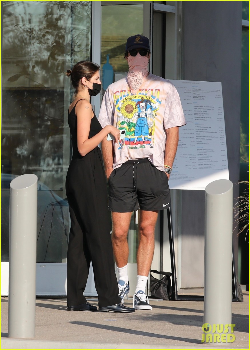 jacob elordi kaia gerber wait for their lunch 22