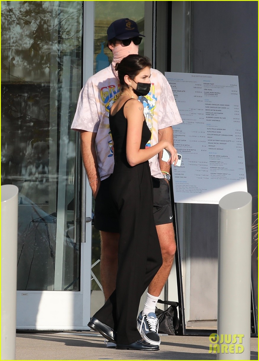 jacob elordi kaia gerber wait for their lunch 23