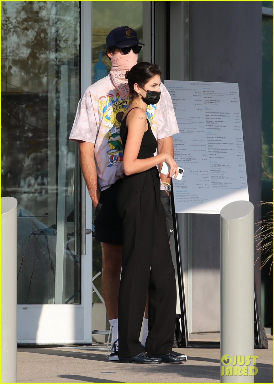 jacob elordi kaia gerber wait for their lunch 24