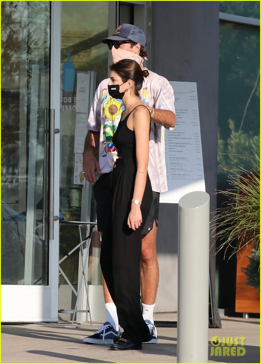 jacob elordi kaia gerber wait for their lunch 31