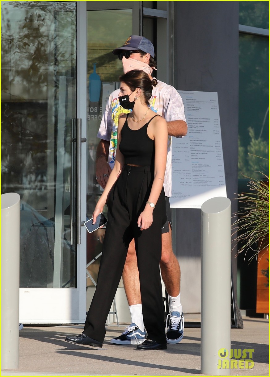 jacob elordi kaia gerber wait for their lunch 33