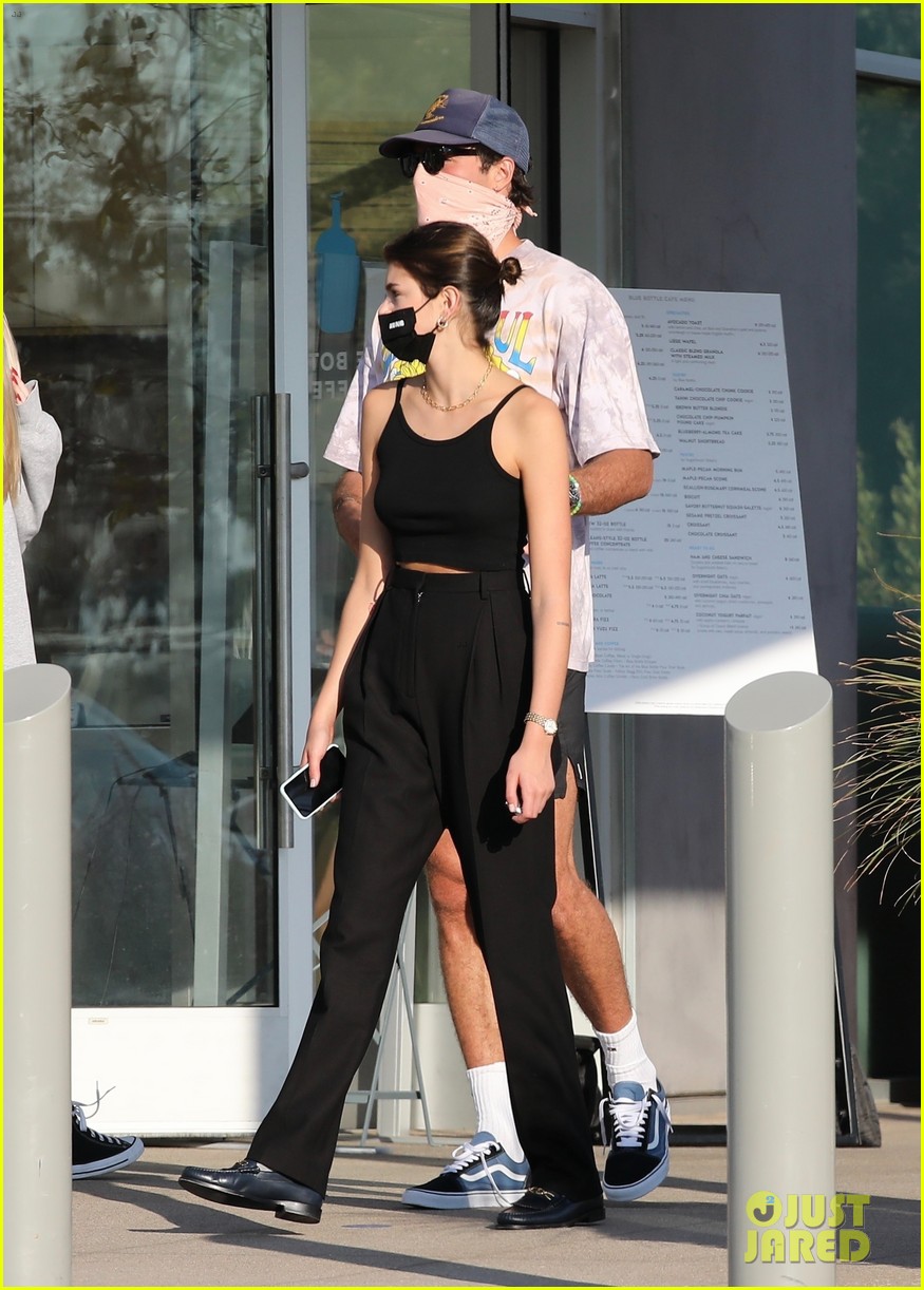 jacob elordi kaia gerber wait for their lunch 34