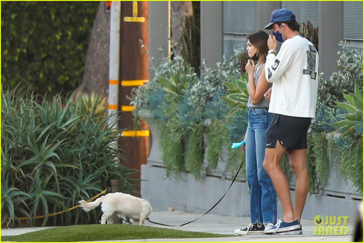 jacob elordi kaia gerber couple up for day out in la 19