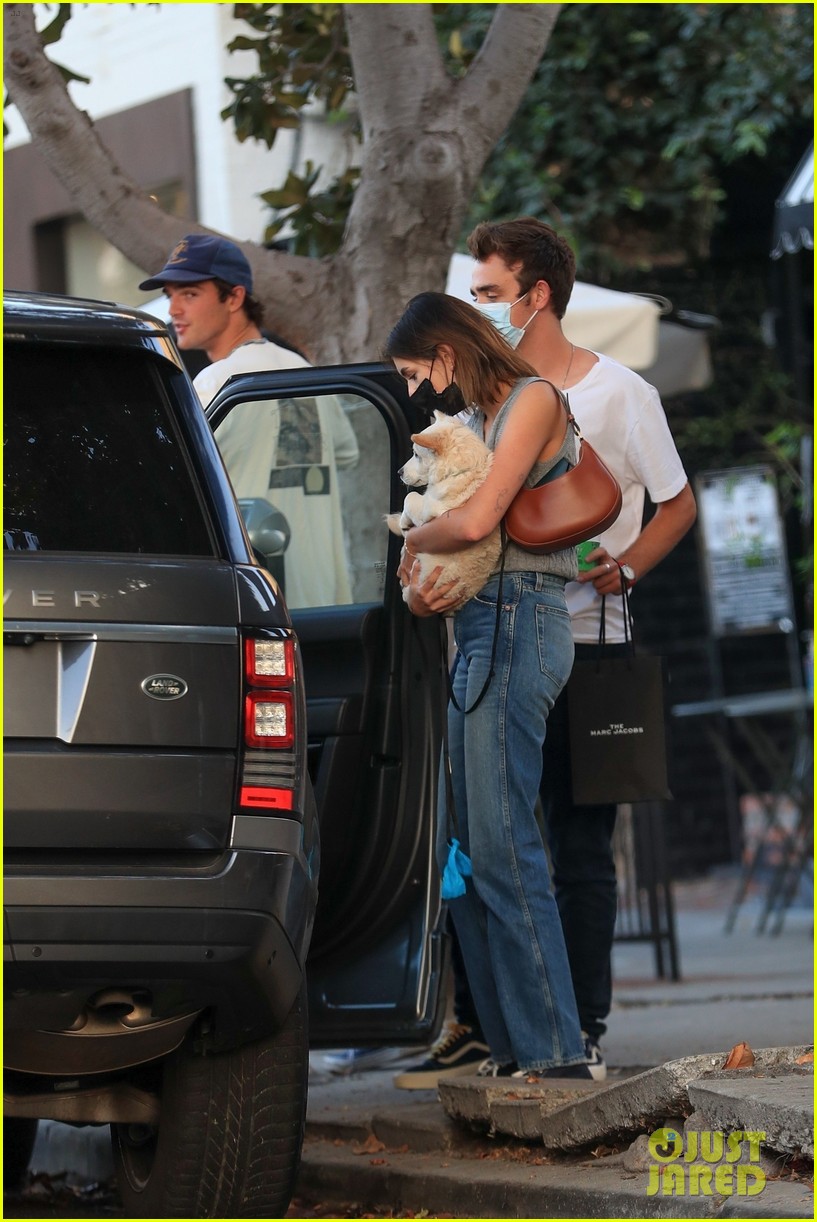 jacob elordi kaia gerber couple up for day out in la 24