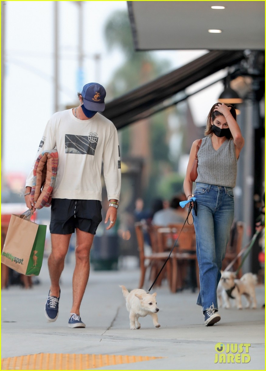 jacob elordi kaia gerber couple up for day out in la 42