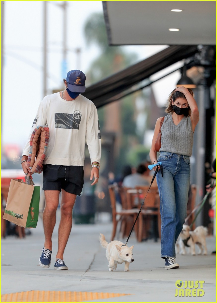 jacob elordi kaia gerber couple up for day out in la 43