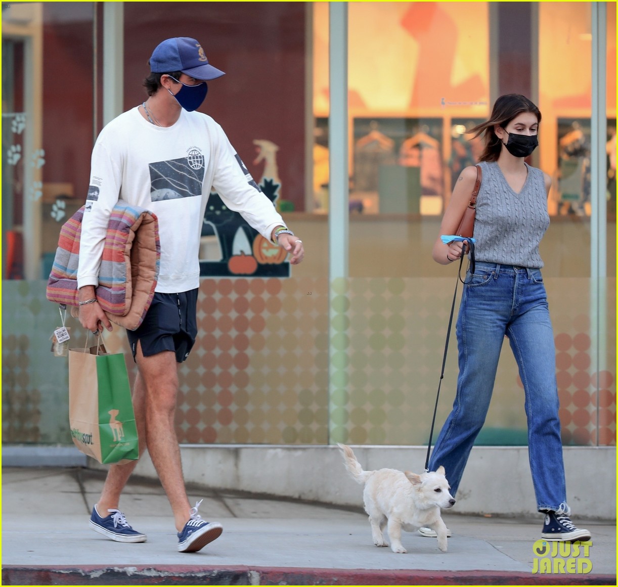 jacob elordi kaia gerber couple up for day out in la 45