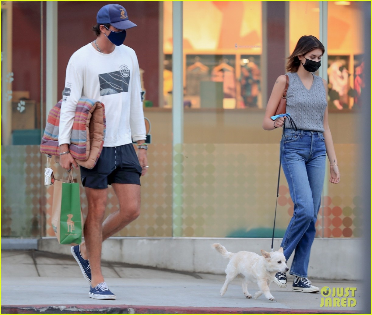 jacob elordi kaia gerber couple up for day out in la 48
