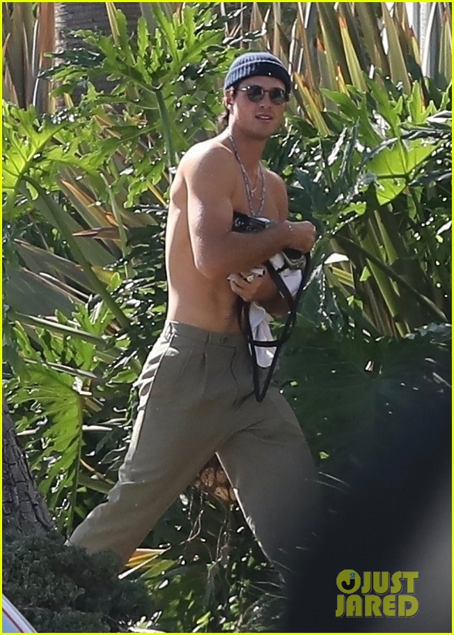 jacob elordi goes shirtless while hanging out outside with kaia gerber 02