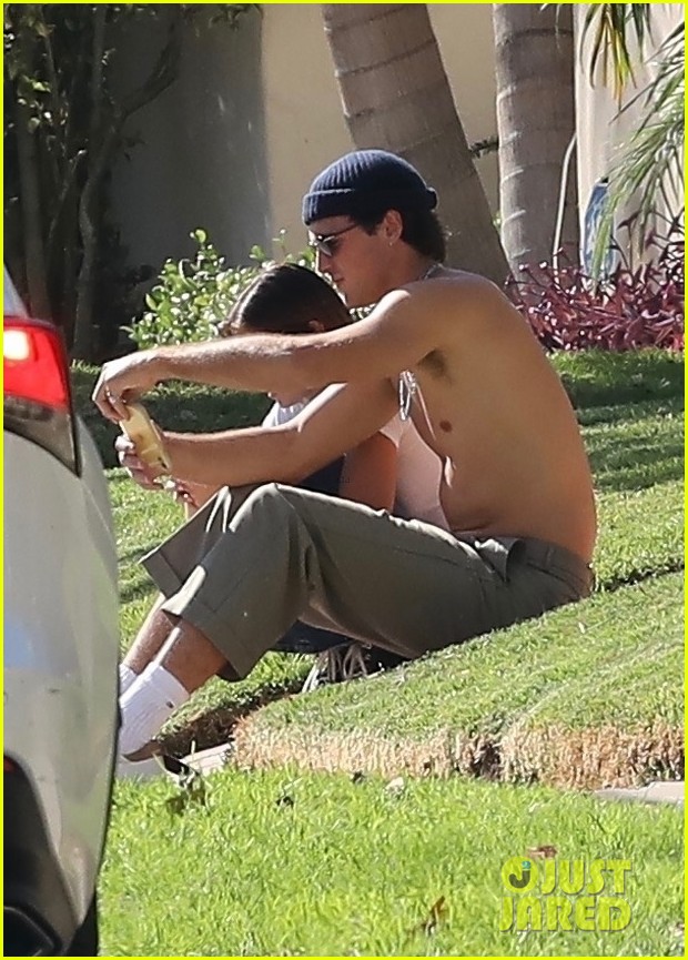 jacob elordi goes shirtless while hanging out outside with kaia gerber 03