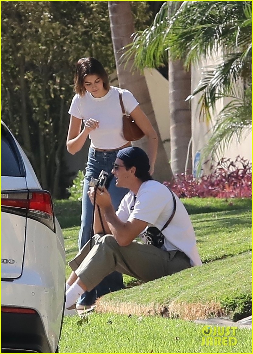 jacob elordi goes shirtless while hanging out outside with kaia gerber 05