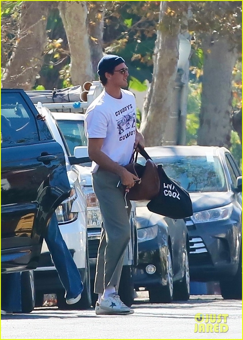 jacob elordi goes shirtless while hanging out outside with kaia gerber 18