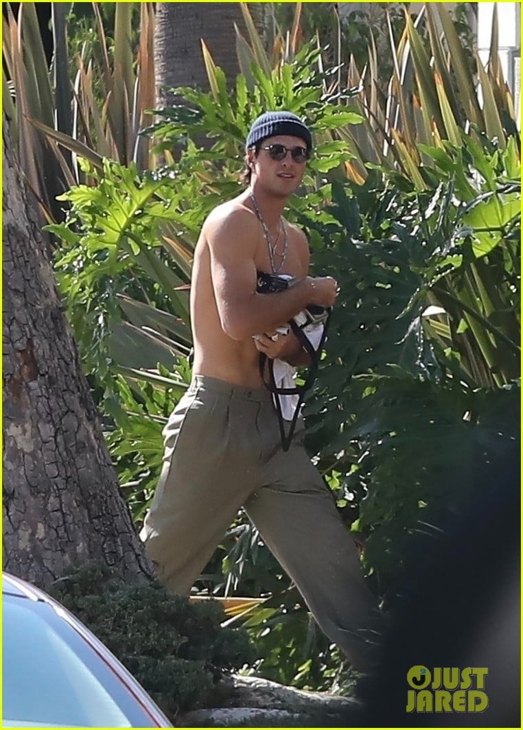 jacob elordi goes shirtless while hanging out outside with kaia gerber 47