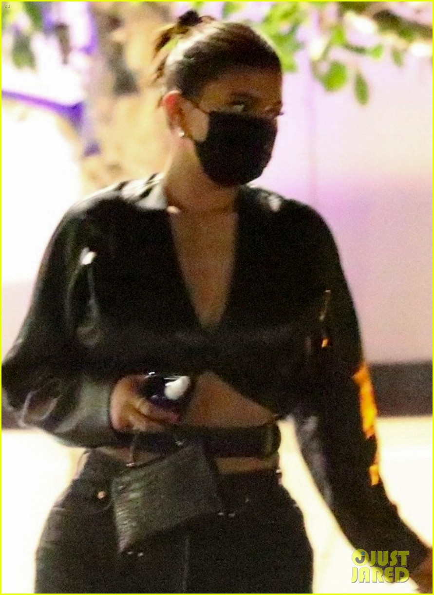 kylie jenner flashes her toned midriff while at dinner with friends 02
