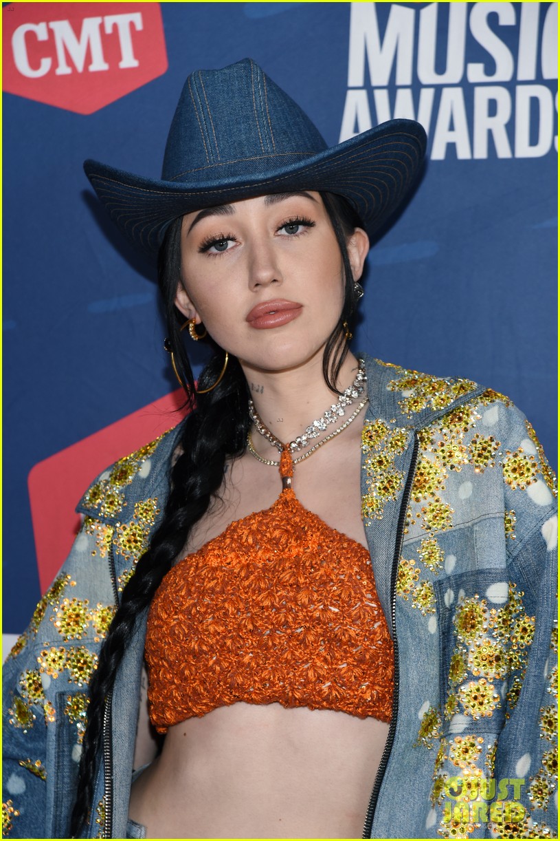 noah cyrus wears see through outfit for cmt music awards performance 03