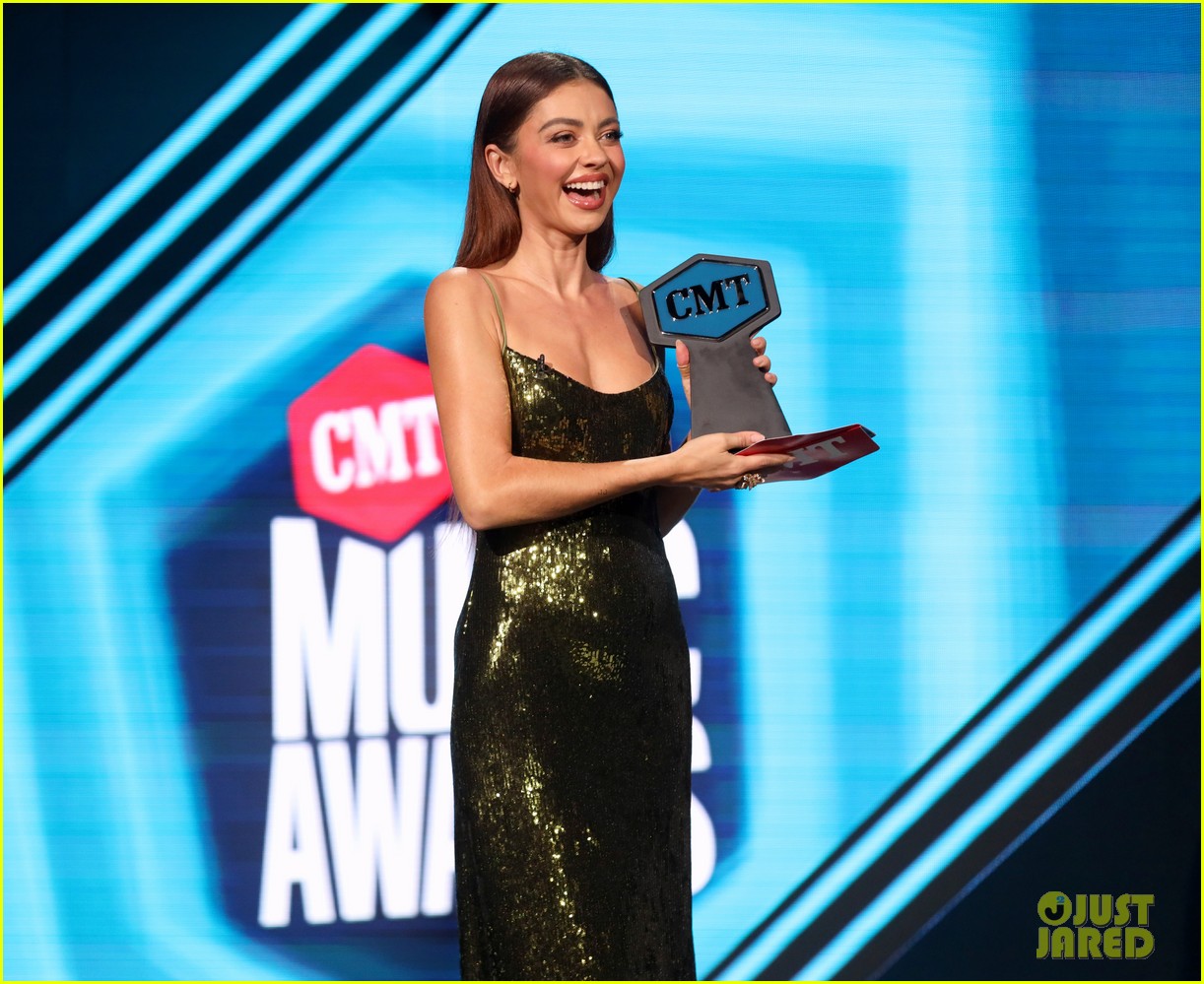 sarah hyland rocks two more looks while hosting cmt music awards 03