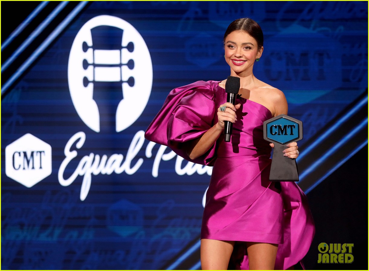 sarah hyland rocks two more looks while hosting cmt music awards 04