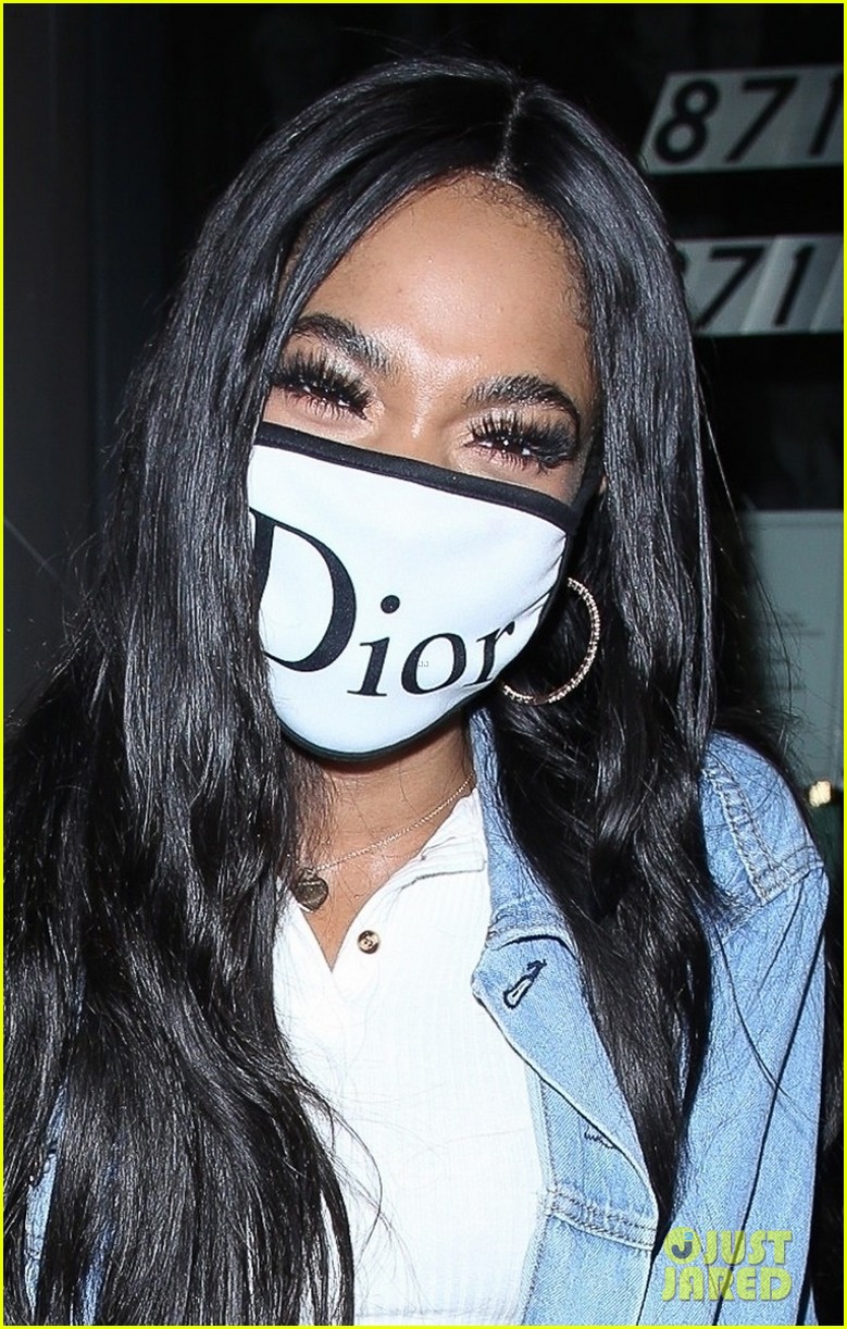 teala dunn grabs dinner with friends after kissing bella thorne on tiktok 02