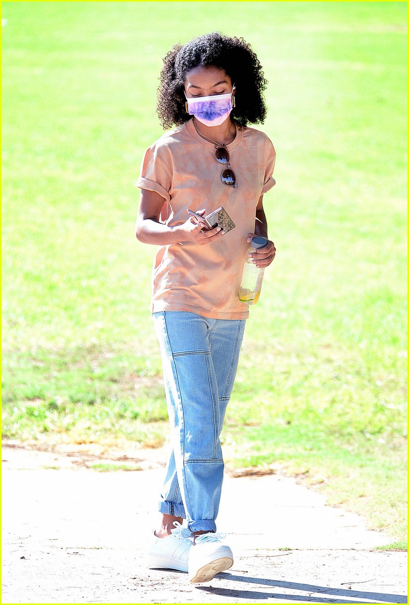 yara shahidi hangs out with her brother at the park 04