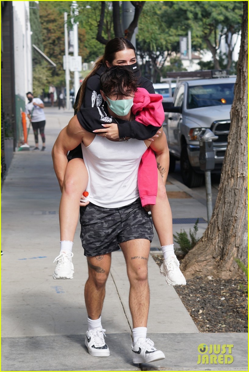 addison rae gets piggyback ride from beau bryce hall 01