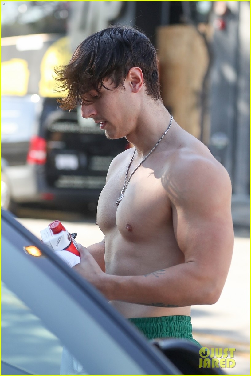 bryce hall leaves the gym shirtless with addison rae 19