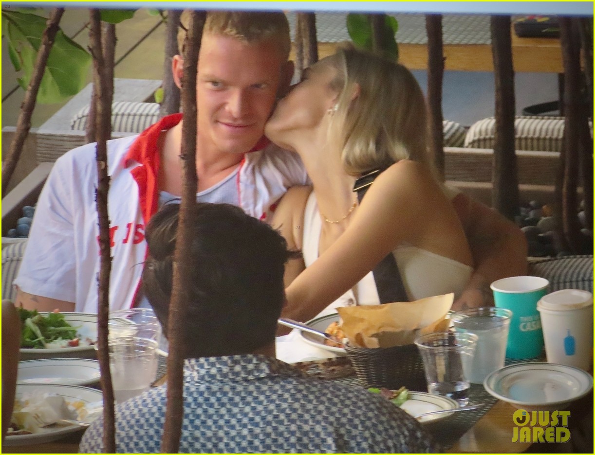 cody simpson flaunts pda with possible new girlfriend 01
