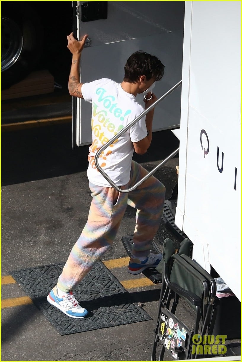 harry styles on dont worry darling set 21