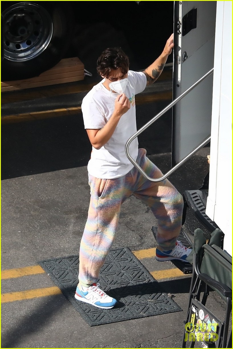 harry styles on dont worry darling set 23