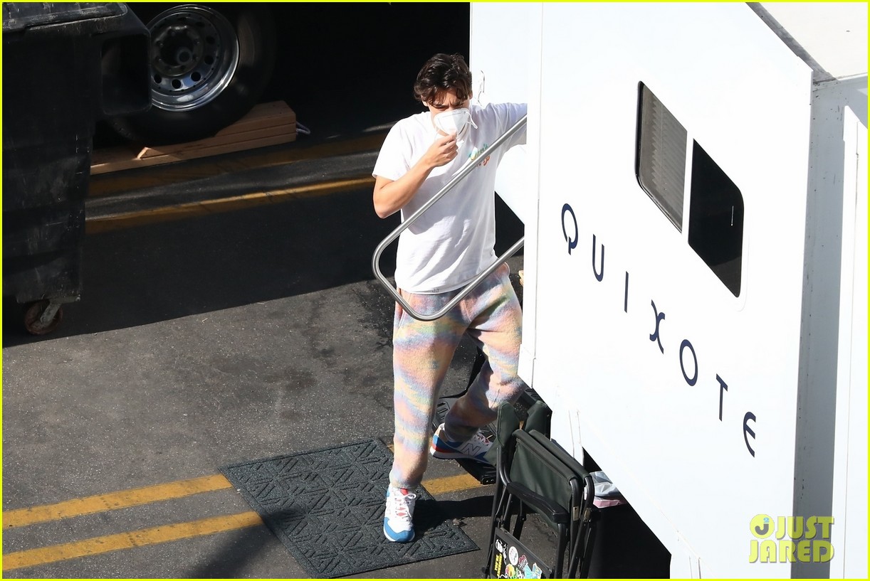 harry styles on dont worry darling set 24