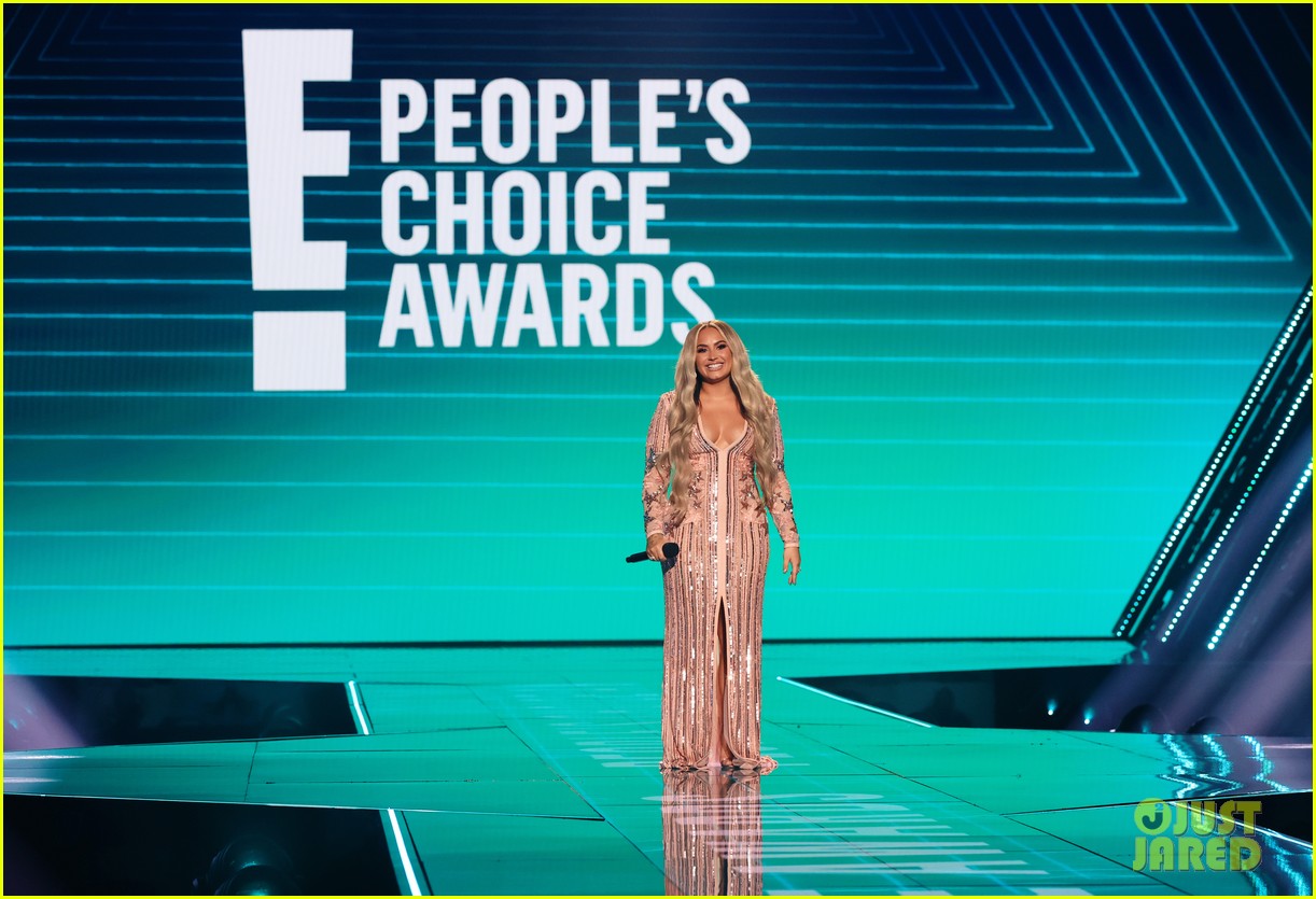 demi lovato jokes about quarantine engagement at peoples choice awards 03