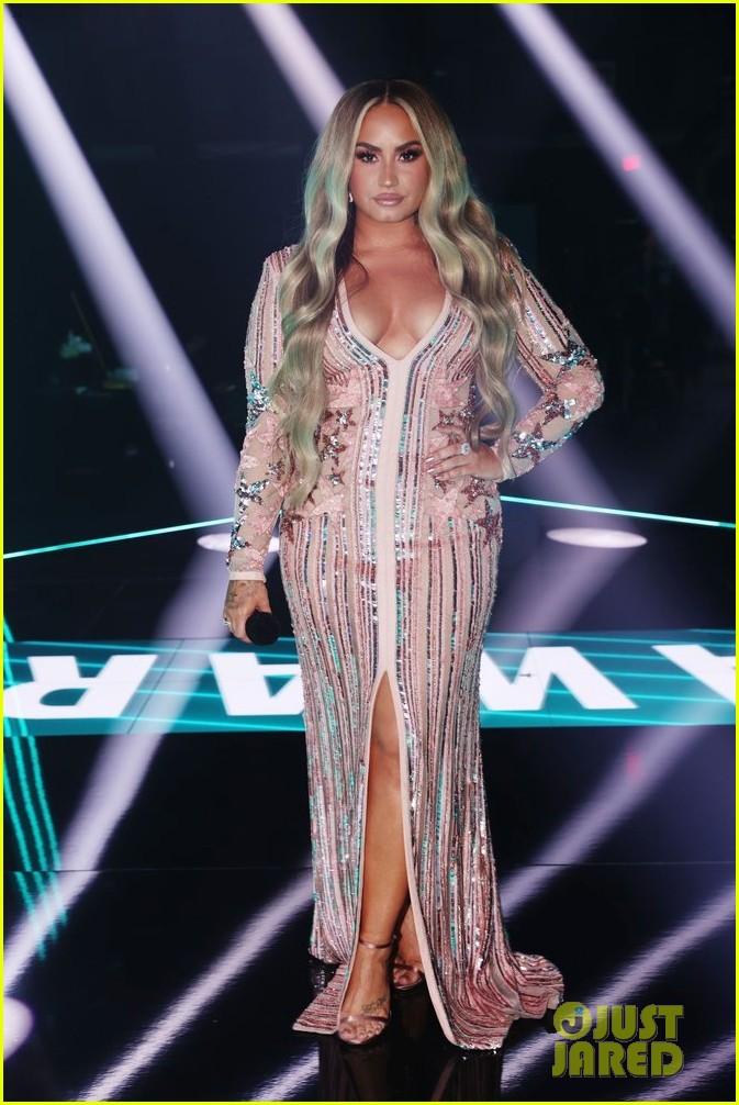 demi lovato goes back to blonde to host peoples choice awards 07