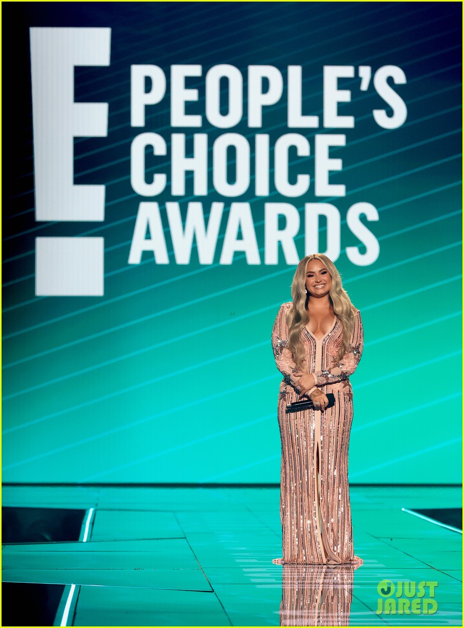 demi lovato goes back to blonde to host peoples choice awards 10