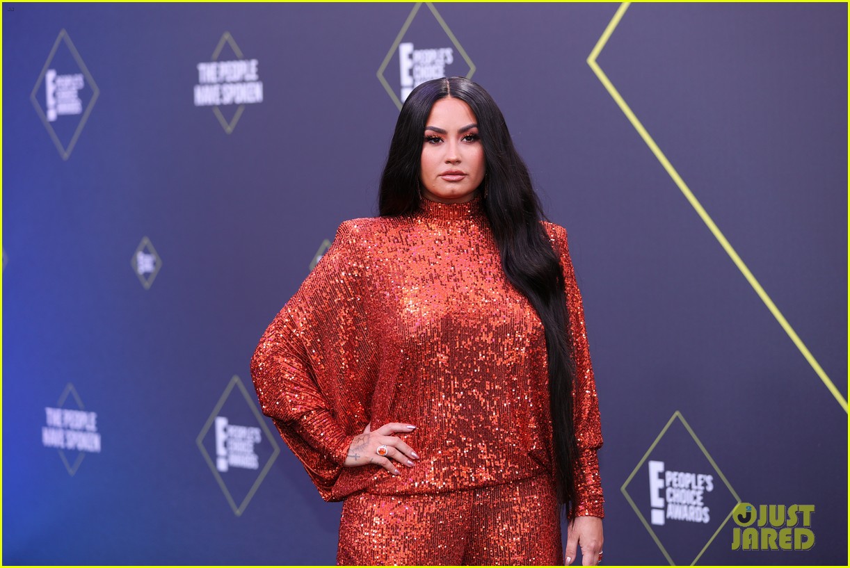 demi lovato slays red carpet at peoples choice awards 2020 02