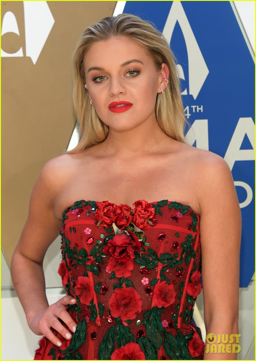 kelsea ballerini lauren alaina nail the one hand on the hip pose at cmas 01