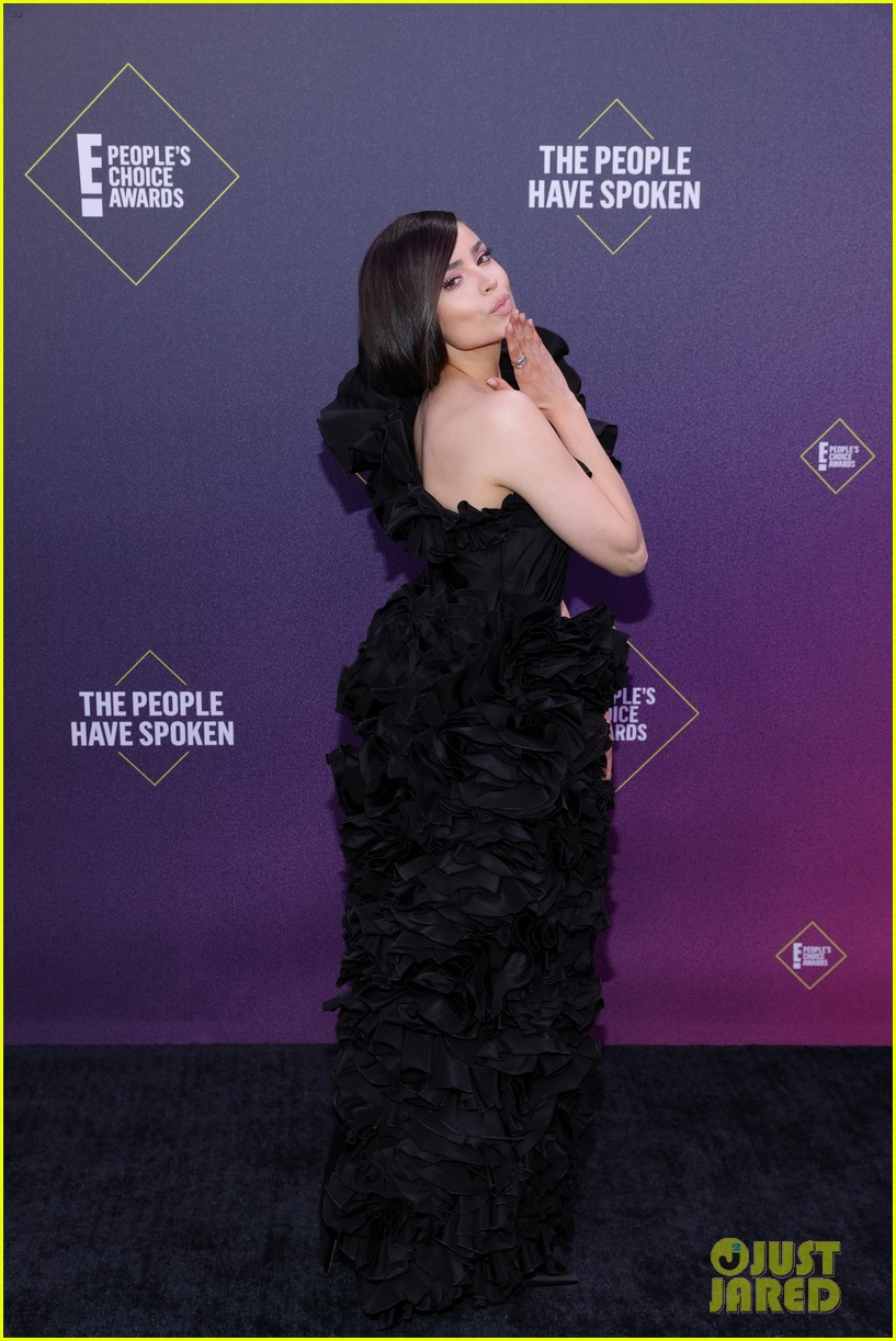 sofia carson blows kisses on peoples choice awards 2020 red carpet 03