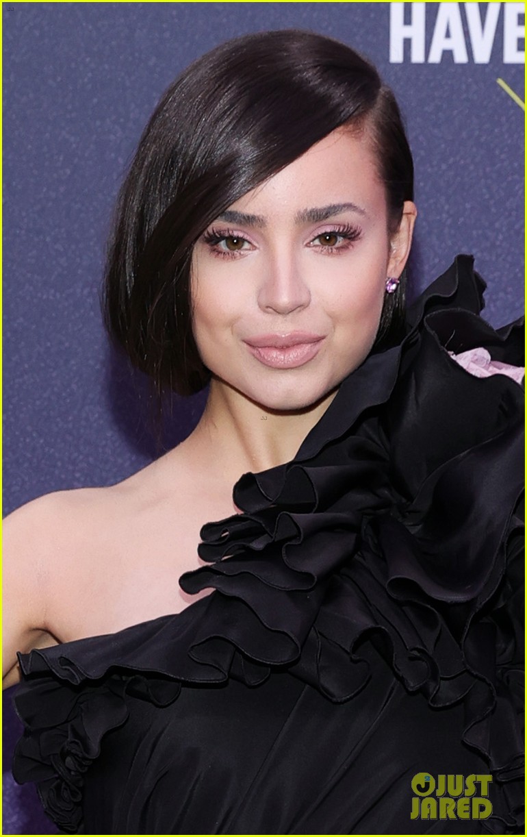 sofia carson blows kisses on peoples choice awards 2020 red carpet 04