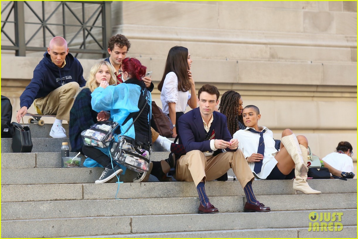 you have to see these new pics of thomas doherty gossip girl cast filming on the steps 03