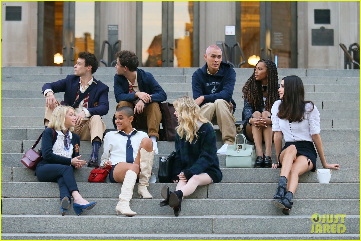 you have to see these new pics of thomas doherty gossip girl cast filming on the steps 04