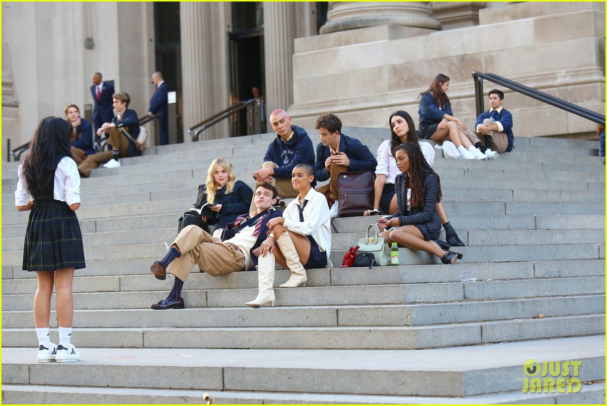 you have to see these new pics of thomas doherty gossip girl cast filming on the steps 05
