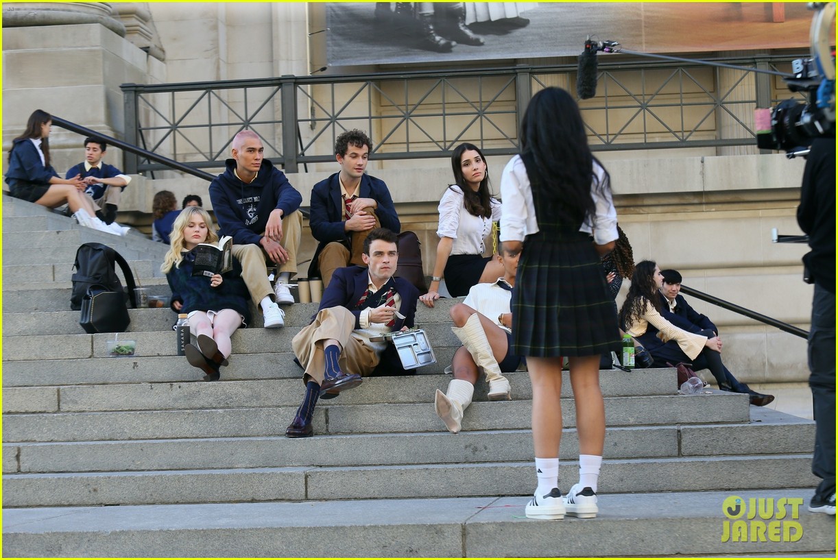 you have to see these new pics of thomas doherty gossip girl cast filming on the steps 06