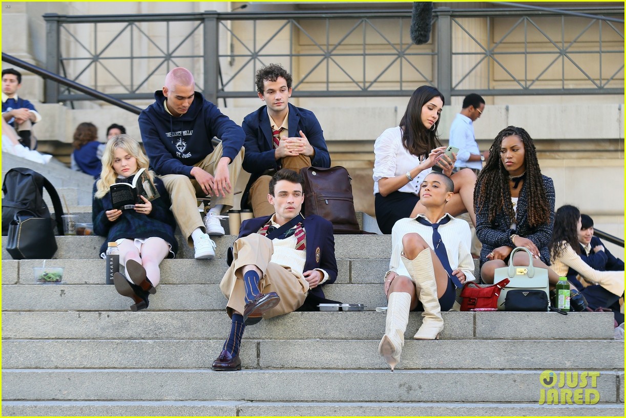 you have to see these new pics of thomas doherty gossip girl cast filming on the steps 07