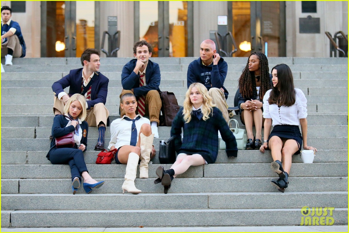 you have to see these new pics of thomas doherty gossip girl cast filming on the steps 15