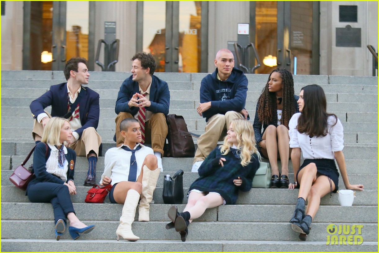 you have to see these new pics of thomas doherty gossip girl cast filming on the steps 16