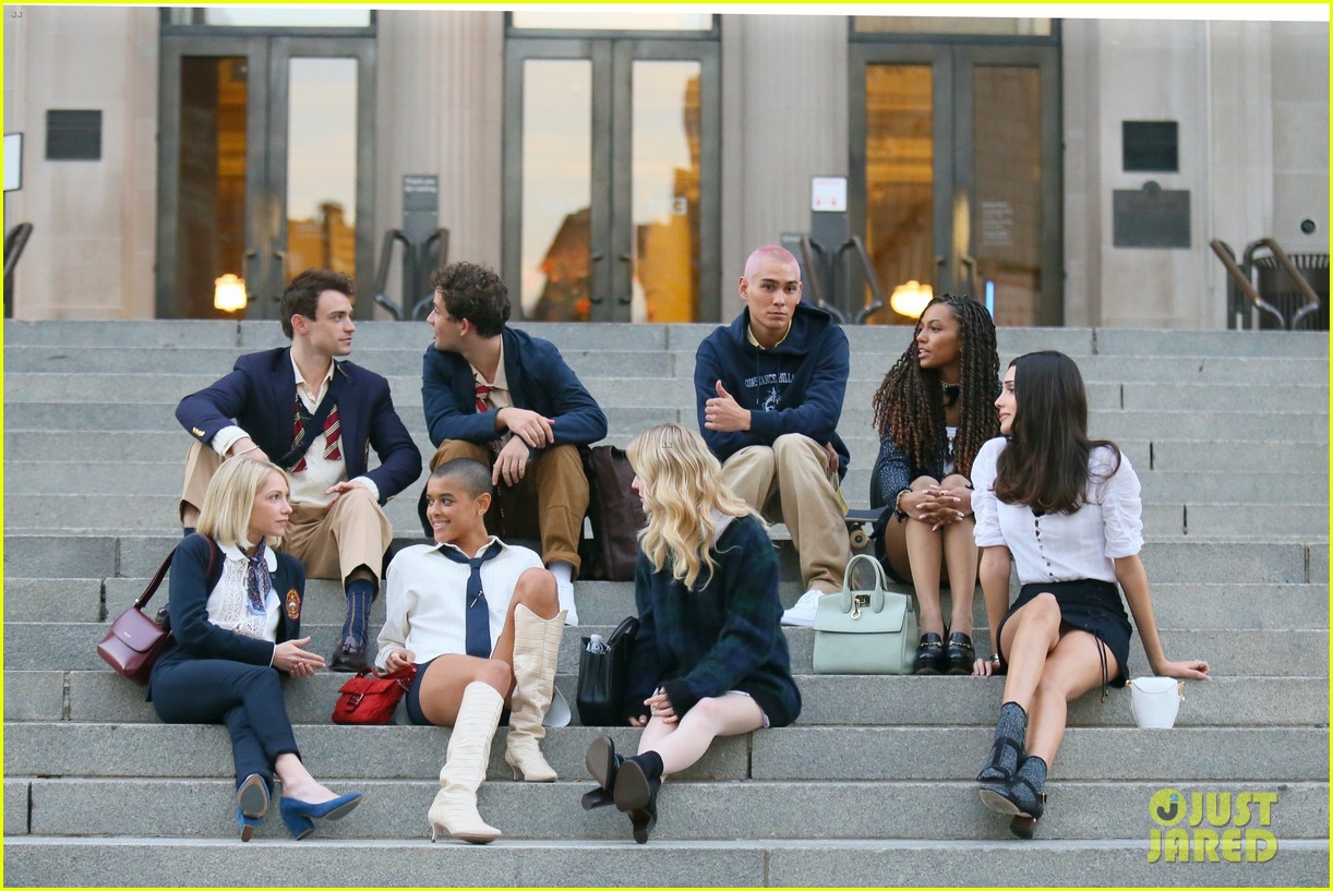 you have to see these new pics of thomas doherty gossip girl cast filming on the steps 17