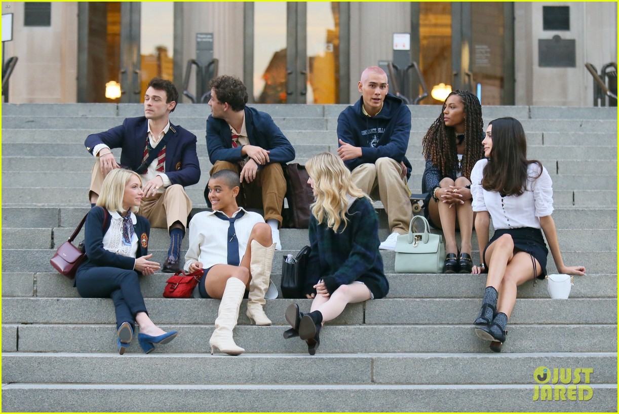 you have to see these new pics of thomas doherty gossip girl cast filming on the steps 18