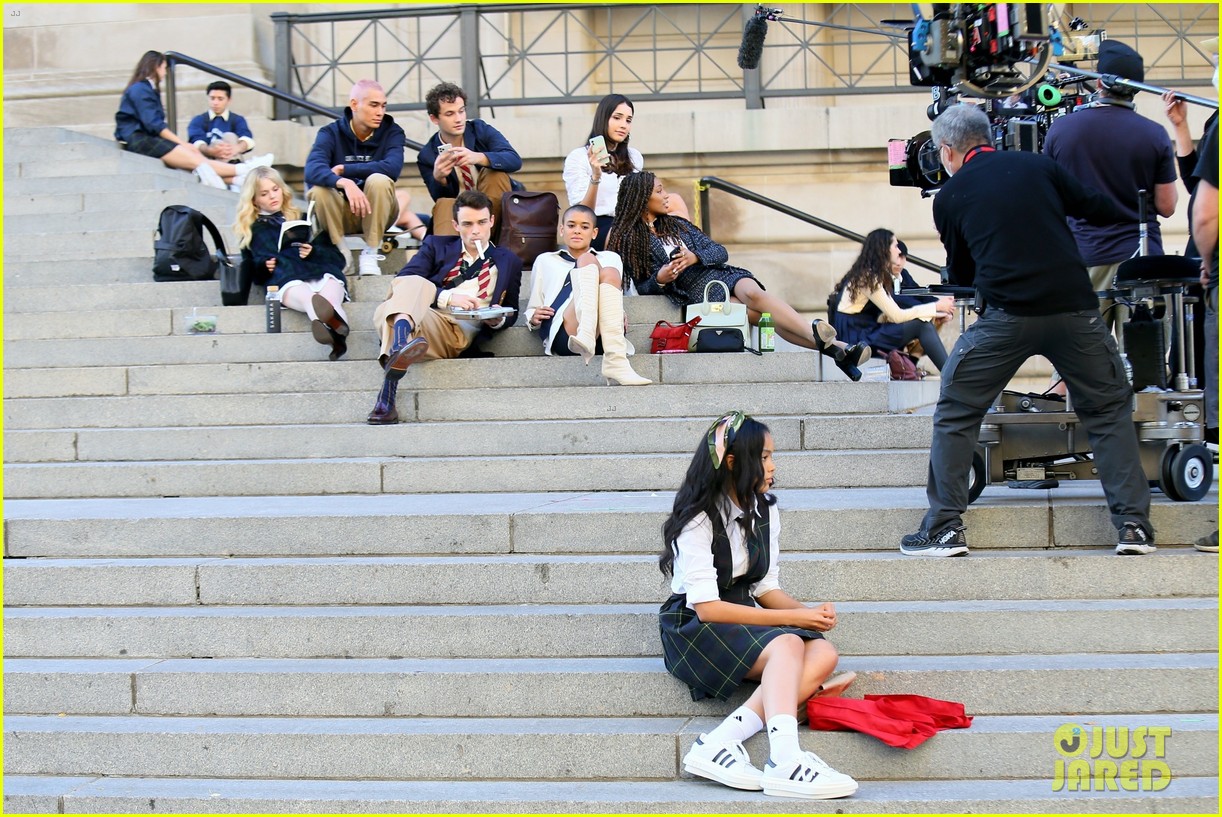 you have to see these new pics of thomas doherty gossip girl cast filming on the steps 19