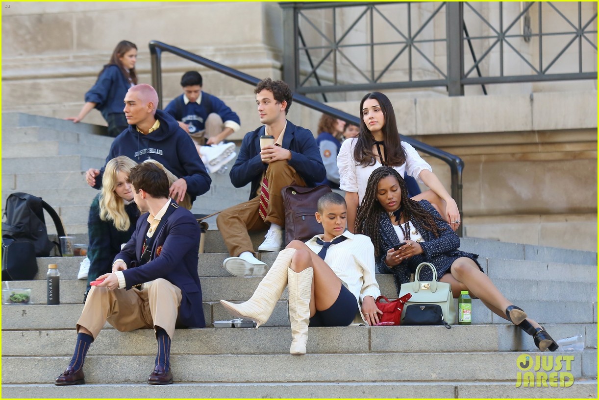 you have to see these new pics of thomas doherty gossip girl cast filming on the steps 25